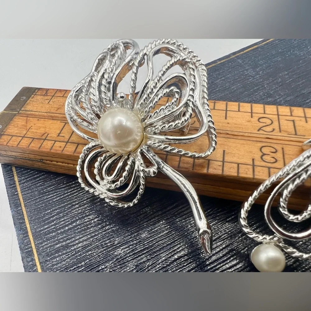 Vintage brooch & clip on earrings set silver tone leafy clover faux pearl